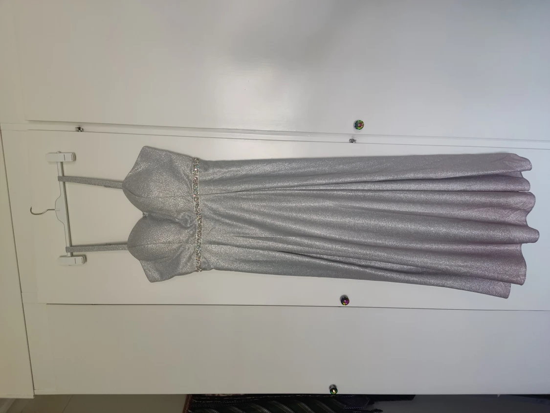 Vacker silvrig balklänning 