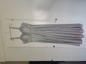 Vacker silvrig balklänning  - Bra skick, bara provad 2 gånger, av mig och en kompis. Längd ca 141, byst ca 96, midja ca 80. Silvrig med rosa ombre nertill.