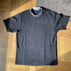 Acne Studios Logo Neck Tee - Används ej längre.  SIZE: S (sitter oversized imo)  CONDI: 8.5/10  For some reason är den skrynklig men kommer stryka plaggen så fort någon har köpt den. PM om du vill ha fler bilder. 