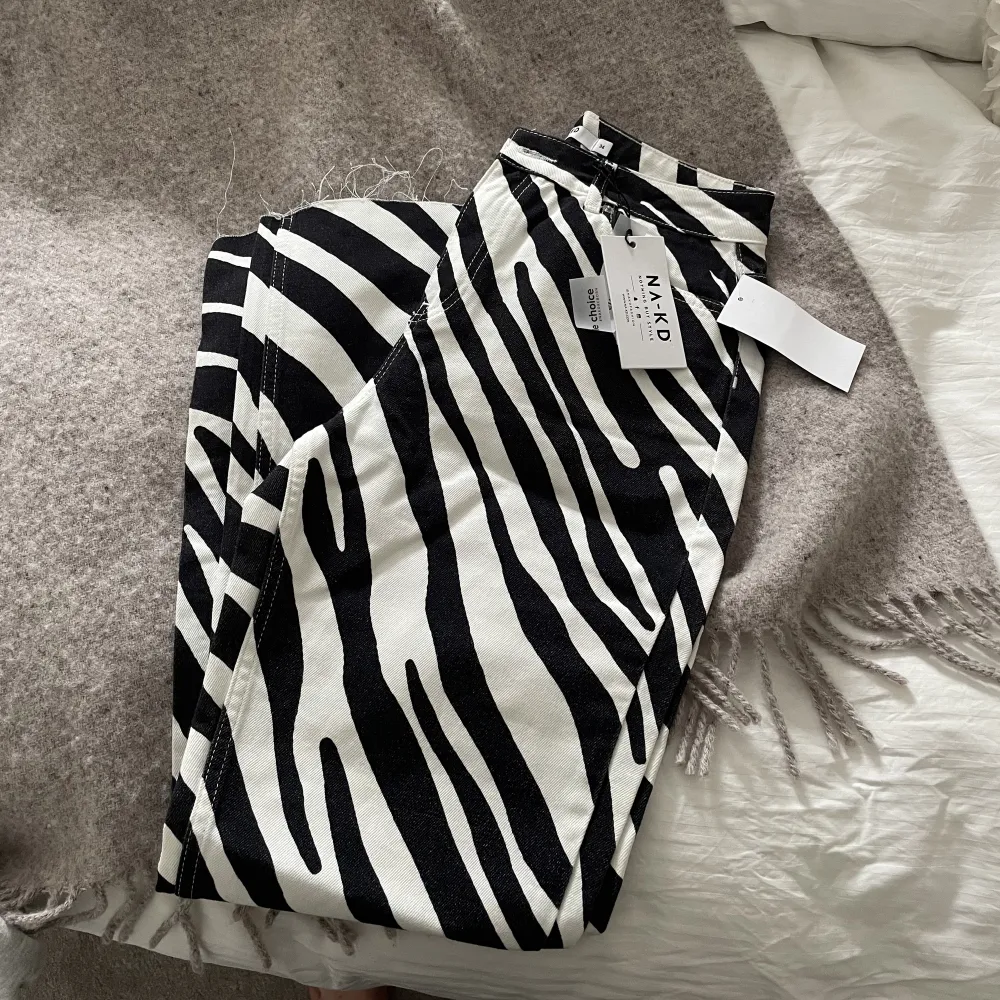 Zebra randiga raka jeans - NAKD 🦓  - Strl 36 - Aldrig använda, prislapp kvar - 179 kr . Jeans & Byxor.