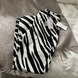 Zebra randiga raka jeans - NAKD 🦓  - Strl 36 - Aldrig använda, prislapp kvar - 179 kr 