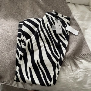Zebra jeans - Zebra randiga raka jeans - NAKD 🦓  - Strl 36 - Aldrig använda, prislapp kvar - 179 kr 