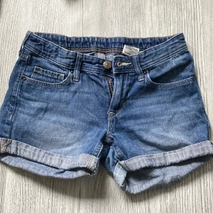 lågmidjade shorts - fina, står på dom att det är 10 - 11 år. Men jag som Xxs använder dom.