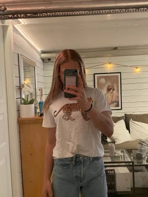 Tiger T-shirt - T-shirt från SHEIN med tigermotiv. Fint skick sparsamt använd.