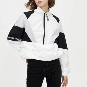 Vindjacka - Vind/track jacka köpt från pull&bear. Använd endast fåtal gånger Nypris: 249kr