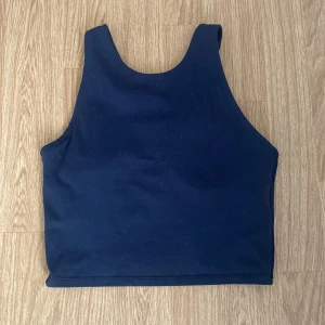 Träningslinne - Jätte fint träningslinne med inbyggd sport topp! Säljer eftersom den aldrig kommer till användning💕 Gratis frakt!