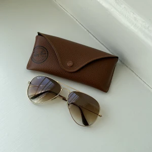 Ray-Ban solglasögon  - Storlek 58, väl använda men ok skick.