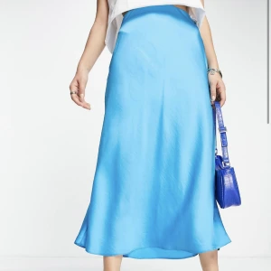 Helt ny Satinkjol (prislapp kvar) - Helt ny midi-lång satinkjol med stretching midjeband så det är anpassningsbart.  Ursprungligt pris: 299 kr