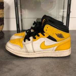 Jordan 1 mid University Gold - Storlek 39  Skick: 6,5-7/10 