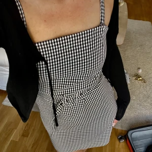 Kort rutig klänning - Supersöt kort rutig klänning med skärp. 