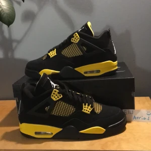 Jordan 4 thunder  - Säljer dessa Jordan 4 thunder⚡️Helt nya/Ds stl 44. Bäställnings bekräftelse från Nike finns. Hör av dig om fler bilder mm. Kan mötas upp i Sthlm eller fraktas😁