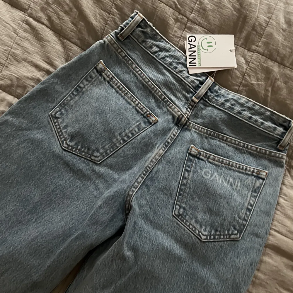 Säljer min Ganni jeans som köptes i veckan! Aldrig anvant och har prislapp pà sá känner att det är bast att sälja! Nypris 2100kr 🥰. Jeans & Byxor.