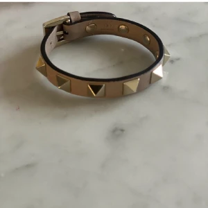 Valentino garavani  - Hej! Säljer mitt valentino armband i beige, jätte fint skick 