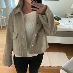 kappa - jättefin vår och höst kappa som inte kommer till användning, den är från zara och köpte för 400 kr, använd typ 2 gånger❤️