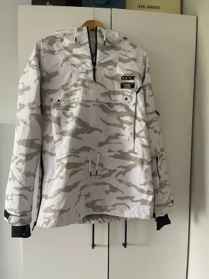 Dope skidjacka - Superfin skid/snowboardjacka i vit/grå camouflage. Använd en säsong i strl s