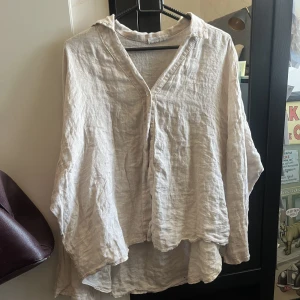 Linneskjorta - Vit linneskjorta som är längre baktill.  Använd 1 gång. Köparen står för frakten!