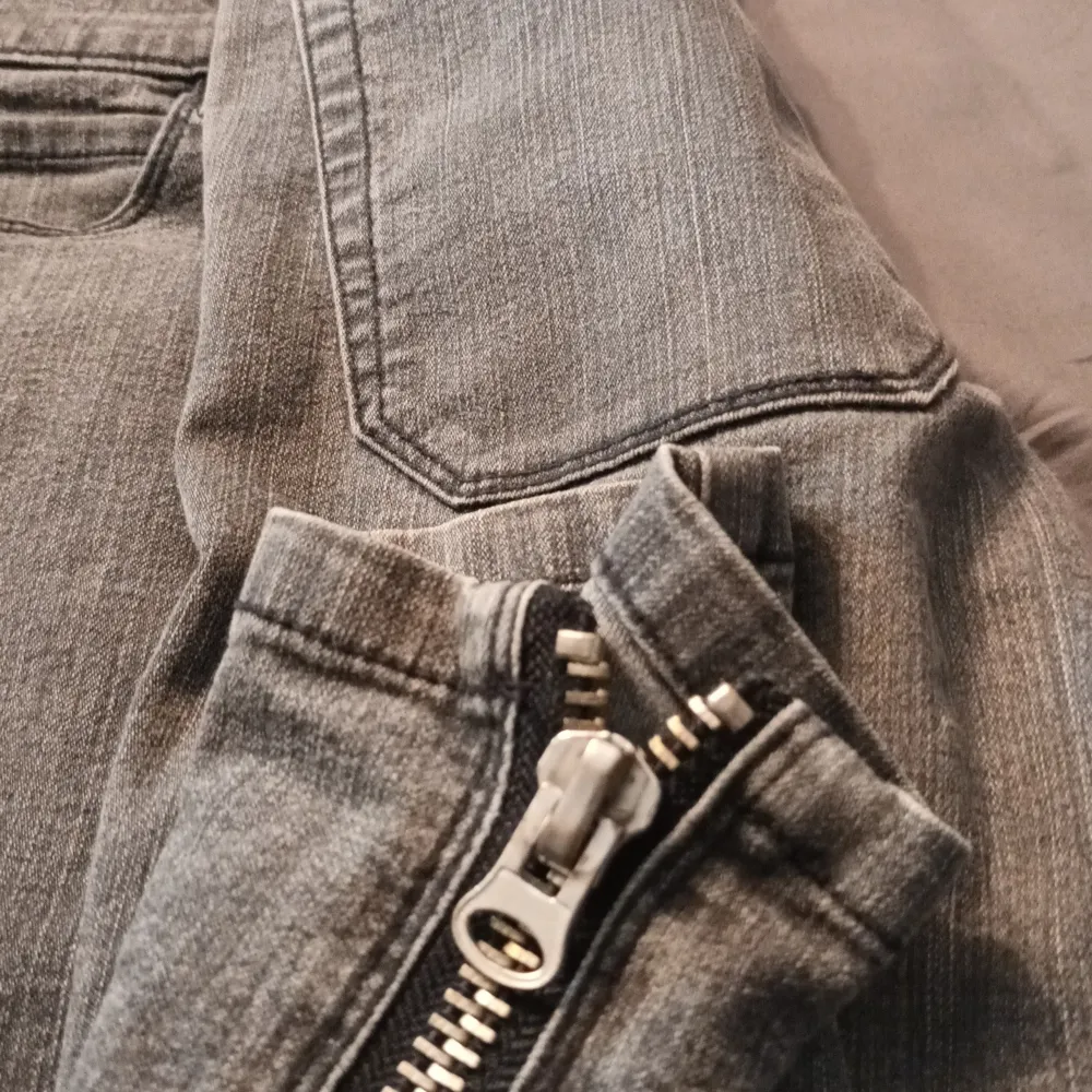 Bra material, fungerande dragkedjor, högmidjade och 35cm rakt över midjan. Jeans & Byxor.