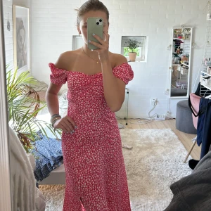 Sommar klänning  - En så fin långklänning som bara har blivit använd 1 gång 💗jättefint och somrigt mönster, klänningen har även en slit som man kan se på sista bilden!!💗 tveka inte på att skriva om ni har frågor eller är intresserade💗💗