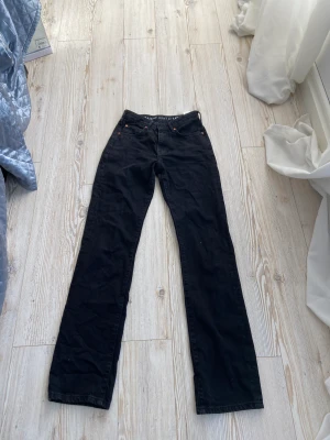 Lågmidjade svarta byxor  - Säljer dessa jeans pågrund av ingen användning. 