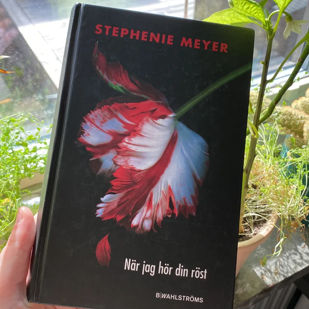 Stephanie Meyers bok ”New Moon” på svenska ”När jag hör din röst”. Andra boken i twilight serien<3 HARD COVER. Övrigt.