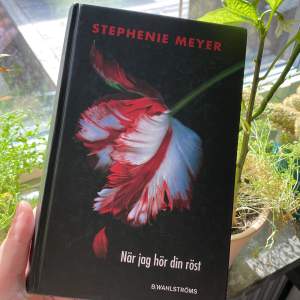 Stephanie Meyers bok ”New Moon” på svenska ”När jag hör din röst”. Andra boken i twilight serien<3 HARD COVER