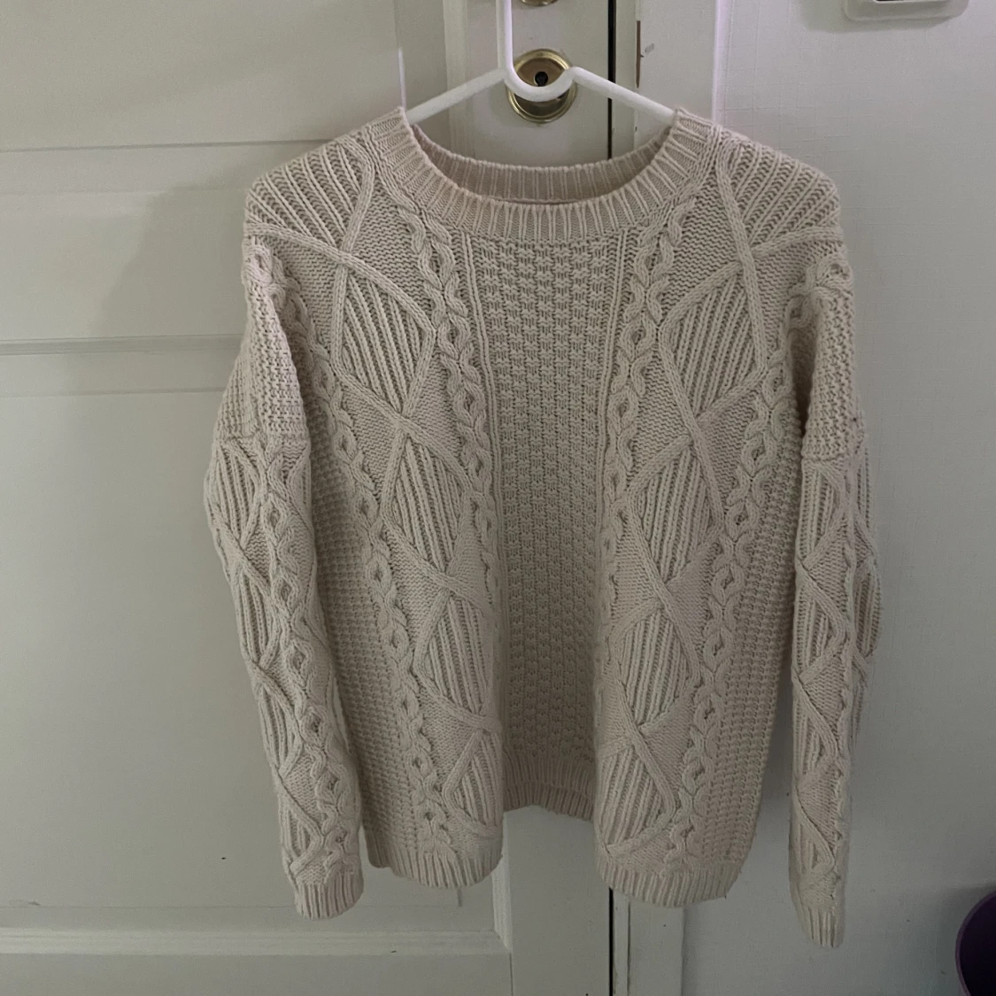 Vit stickad tröja
