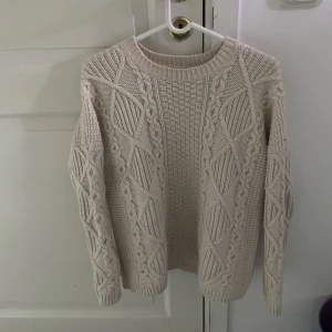 Vit stickad tröja - Vit stickad tröja i storlek 34 från topshop, enbart använd fåtal gånger 