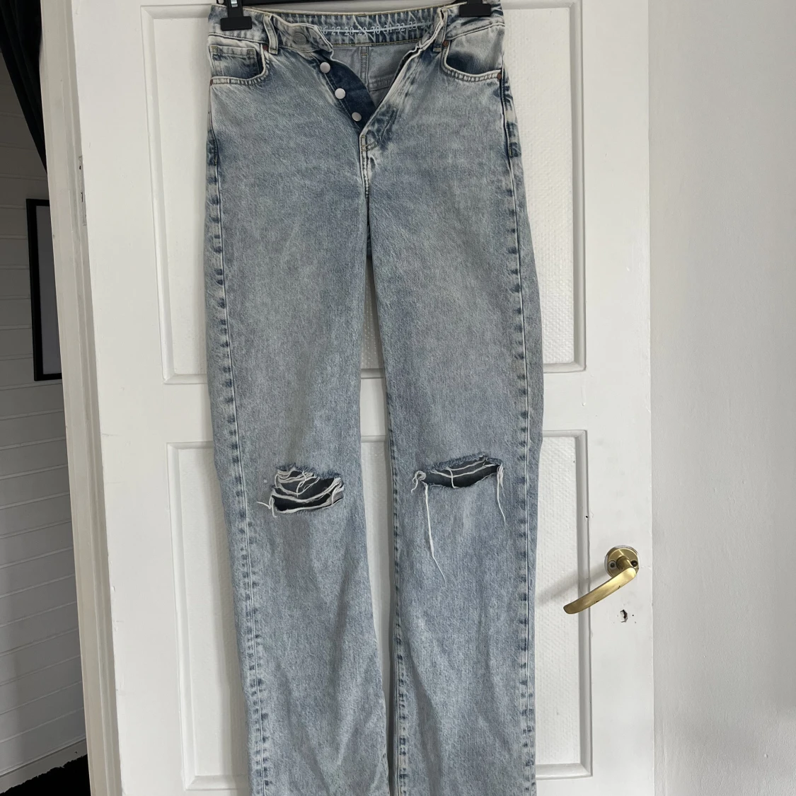 Ljusa jeans med hål