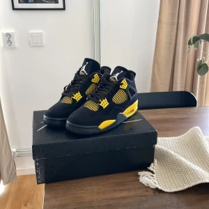 Jordan 4 Thunder - Helt nya och oanvända vann dem på SNKRS appen och fick hem dem i dag skriv för fler bilder vid intresse 
