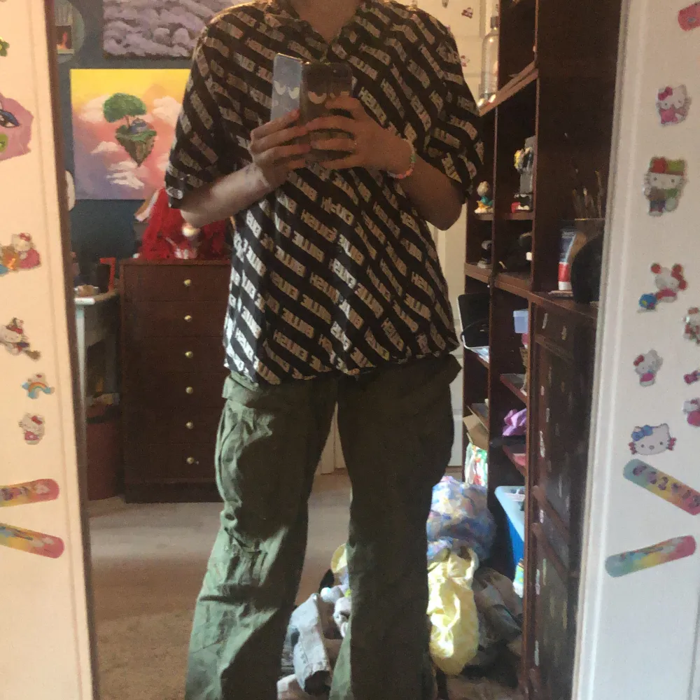 Large Billie eilish print shirt. Used 2 or 3 times, and is very cheap. Got it from my cousin, almost ever used.. Blusar.