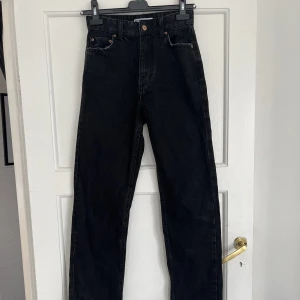 Bershka jenas - Svarta straight-leg jeans från bershka. Aldrig använda  Storlek 34