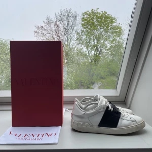 Valentino skor 42 - Säljer dessa super snygga Valentino skor som kommer passa perfekt inför sommaren | Skick: 8.5/10 | Allt og ingår | Nypris: 7000 kr | Mitt pris: 2800 kr | Hör av er vid absolut minsta fråga eller fundering :)