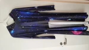 GalaxyHoodie fishtail - Lång där bak, kort där fram. Känns som att man har på sig en mantel! Använd kanske två gånger.