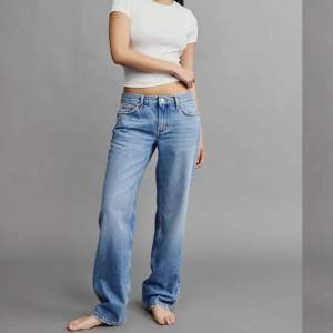 Superfina raka lågmidjade jeans från ginatricot🌟 Jag har gjort så de är lite trådiga längst ner men de är fortfarande samma längd som innan.