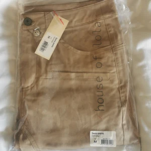 Saucy pants - Beigea byxor från House of Lola, aldrig använda bara provade. 