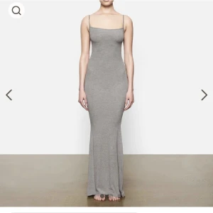 Skims klänning - Säljer nu min skims klänning som är insydd till en xs/S från en m, se bild två och 3. Den är insydd med sådan sömn som är för stretchigt tyg💕