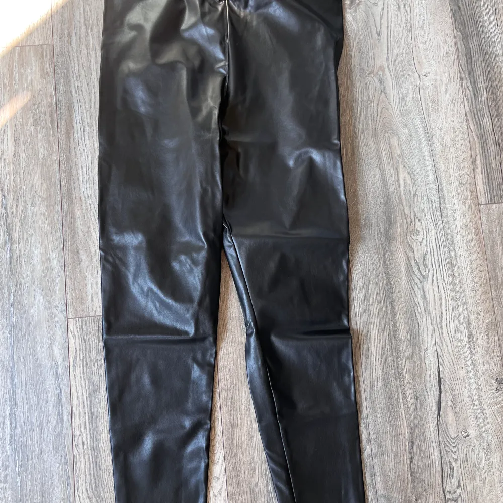 Svarta fake skinnbyxor använda men inga skavanker, lite konstiga k midjan🌺finns på flera sidor. Jeans & Byxor.