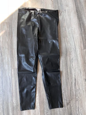 Fake skinnbyxor - Svarta fake skinnbyxor använda men inga skavanker, lite konstiga k midjan🌺finns på flera sidor