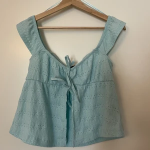 Turkos topp från Gina Tricot - Använd ca 3 gånger men är i fint skick! Köptes hösten 2022