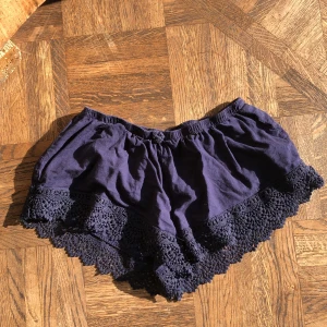 Superfina pyjamasshorts  - Så fina marinblå pyjamasshorts från H&M i storlek Xs. Dom är tyvärr för små för mig, därför letar dom nu ett nytt hem 🫶🏼