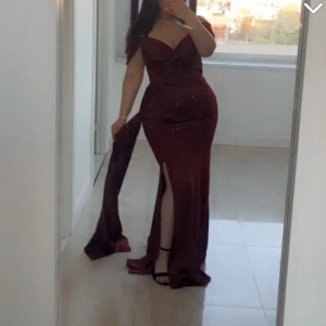 Balklänning - Satin klänning, använd endast 2 gånger. Köpt för 3 000kr.