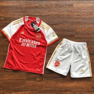 Arsenal T-shirt - Jag säljer ett par nya Arsenal T-shirts tillsammans med shorts för endast 559 kr. Leveransen tar ungefär 2 veckor. Eller så kan vi mötas upp i Västerås. Finns i alla storlekar. 