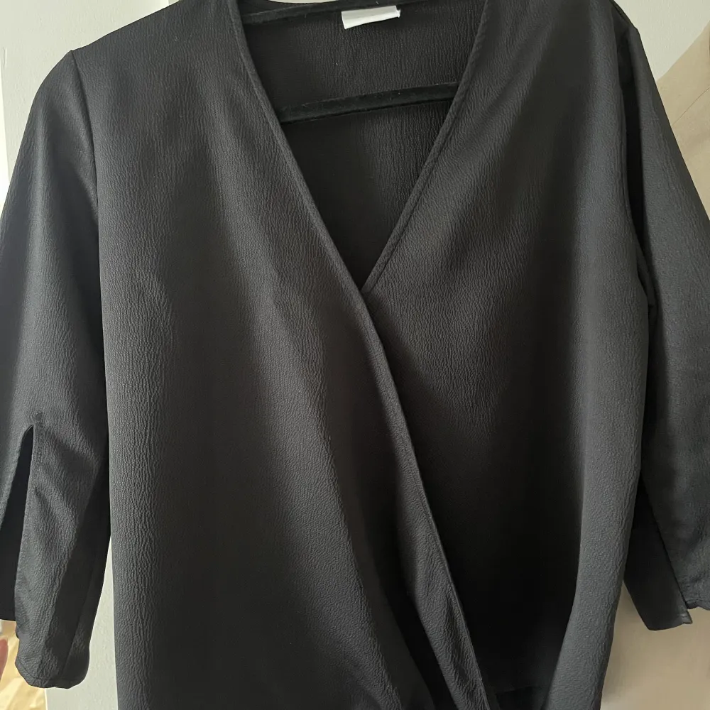 En svart fin blus från Vila Clothes i storlek m. Den är i nyskick, sällan haft på mig den. Materialet är skön och mjuk, tröjan är luftigt och skön att ha på sig på sommaren.. Blusar.