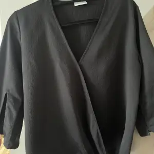 En svart fin blus från Vila Clothes i storlek m. Den är i nyskick, sällan haft på mig den. Materialet är skön och mjuk, tröjan är luftigt och skön att ha på sig på sommaren.