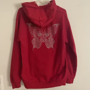 Lecacci röd hoodie - Säljer min Lecacci hoodie då den ej kommer till användning. Har endast använt ett fåtal gånger och är i bra skick! Storlek S och färg röd. Pris 600 kr (+ ev. Frakt) ❣️❣️det är bara att skriva om eventuella frågor!