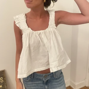 Vit blus!💕🔥 - Jätte gullig vit blus Gina tricot! Storlek xs men funkar även till S! Köpt för ca 2 år sen men knappt använt sedan dess!💐💕Mina egna bilder!!!