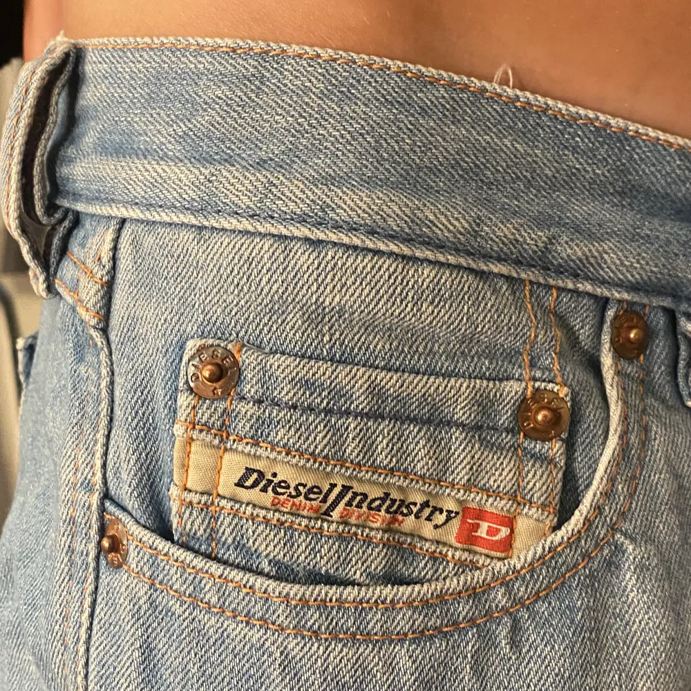Säljer dessa vintages jeans från diesel. Då dom tyvärr inte kommer till användning❤️jätte fint skick pris kan  diskuteras vid snabb affär❤️Ny pris på jeansen är mellan 1500-2000kr❤️Midjemåttet är 39,5 rakt över❤️. Jeans & Byxor.