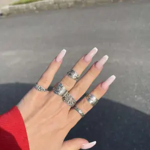 Säljer handgjorda ringar, du kan kontakta mig ifall du är intresserad av att köpa.  Massa olika designer finns så hör av dig så kan jag visa vad som finns.