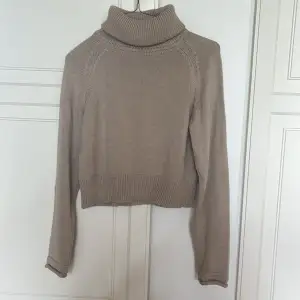 Beige tröja med polokrage från  NA-KD, strl S, fint skick!!