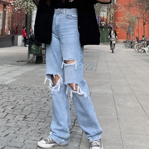 Zara jeans - Zara jeans köpt några år sen har klippt av benen pga för långa (är 168cm) skriv priv för bild. High-waisted i perfekt skick